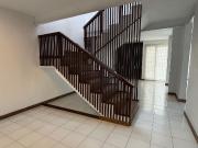 Vive cerca de la plaza del sol en esta super casa de 3...