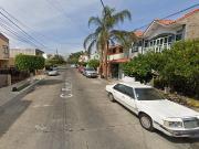 Vive en Elegante y amplia casa en remate en Col....