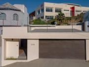 Vive en una sola planta con amplitud, luz y gran patio...