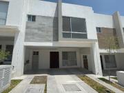 ¡VIVE EN ZAKIA¡ Moderna casa en zona de alta plusvalia y...