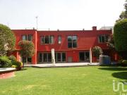 Vive la magia de Coyoacán en esta casa con gran jardín