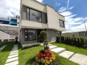 Hermosa casa en venta, dos pisos en urbanización privada...