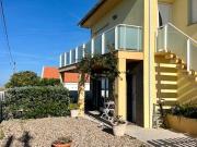 Vivenda dividida em dois apartamentos com vista de mar