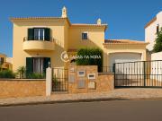 Vivenda V3 com jardim e garagem no centro de...