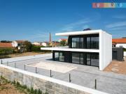 Vivendas novas T4 de arquitetura moderna e linhas...