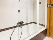 Vivienda con armario independiente en apartamento de 8...
