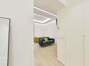 Vivienda con balcones a la calle frente al Senado