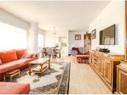 Vivienda con terraza junto al mar