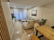 Vivienda contemporánea en edificio moderno con piscina y...