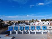 Vivienda de dos niveles con barda perimetral