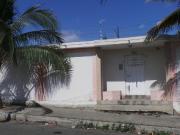 Vivienda de una casa y piscina en venta en Manta