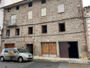 VIVIENDA DENTRO DE UNA CASA CON VIGAS DE MADERA