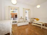 Vivienda exterior con dos balcones a la calle