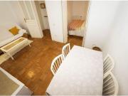 Vivienda exterior con dos balcones a la calle