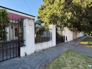 Vivienda multifamiliar con dos casas y un galpón en un...