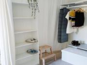 Vivienda reformada con muebles y electrodomésticos en...