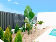 Viviendas de diseño elegante con piscina privada en...