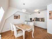 voll möblierte 2 Zimmer DG Wohnung in Bestlage / Nähe...
