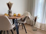 Vollmöblierte moderne Wohnung mit Balkon