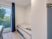 Vollständig möbliertes Privatzimmer mit Balkon in einer...