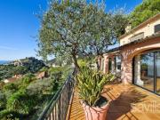 Vue panoramique sur le village et la Méditerrannée