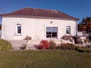 Vue sur le terrain, avec la terrasse et un préau très...