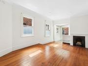 WALK TO CENTENNIAL PARK, QUEEN ST SUNNY & BRIGHT!