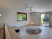 Walk to Palm Beach & trendy cafes!