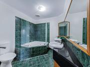 Walking distance to Airlie Beach with ocean views!