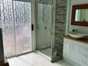 Walking Distance to Bowls Club, Beautiful home with sea...