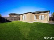 Walking Distance to Shopping Centre!