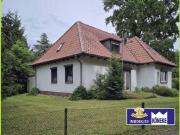 Walmdach Winkelbungalow mit Teilkeller, Doppelgarage, in...