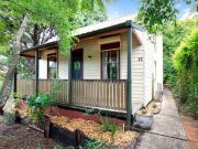 WARM, CHARACTER FILLED COTTAGE MOMENTS FROM KATOOMBA VILLAGE