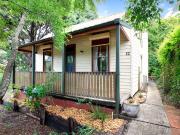 WARM, CHARACTER FILLED COTTAGE MOMENTS FROM KATOOMBA VILLAGE