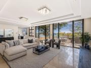 Waterfront 4 Bedroom Residence in Desire Location Waterfront 4 Bedroom Residence in Desire Location