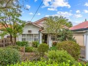 Weatherboard Beauty in Premium Pocket!