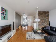 Weitblick über die Stadt: Helles Domizil mit 2 Balkonen...