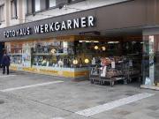 Weithin bekannter Standort Mitten am Kaiser Josef Platz...