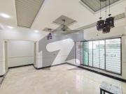 Well Maintained 10 Marla Spacious Bungalow Near big Park...