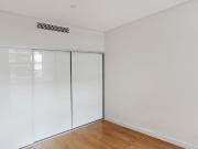 Well Maintained 1 Bed plus Study Desk and Parking!