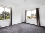 Well presented, 2 bedroom unit on the upper level