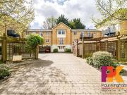West End Road, High Wycombe HP11 2 bed flat to rent...