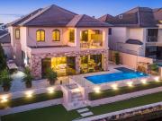 WHEN LUXURY MEETS THE CANALS