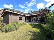 Winkelbungalow mit Doppelgarage inmitten der...
