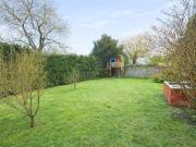 Wo Ihre Familie ankommt Raum, Ruhe und ein grüner Garten