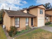 WODONGA Stylish Two Storey Unit in Prime Location