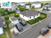 Wohlfühlen auf einer Ebene Moderner Bungalow mit Garten...