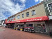 Wohn und Geschäftshaus mit großer Fensterfront direkt in...