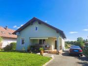 Wohnen auf einer Ebene: Gepflegtes Haus mit Garten und...