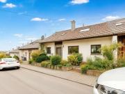 Wohnen im Grünen: Haus mit Balkon, Terrasse und Garten –...